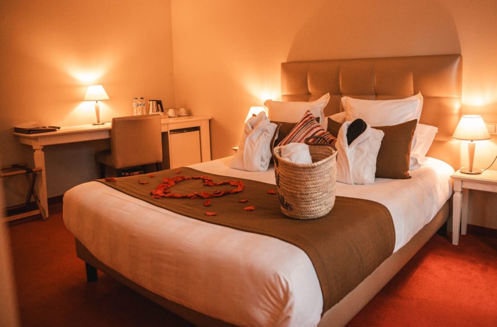 Lit chambre Gentilhommière, les violettes