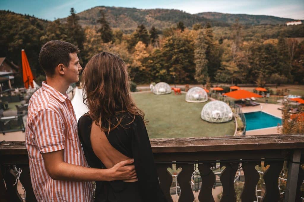 Vue balcon chambre suite romantique
