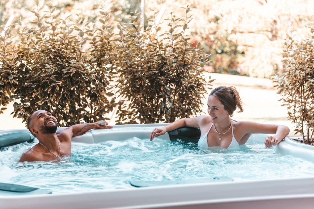 jacuzzi en terrasse privative, hôtel les violettes