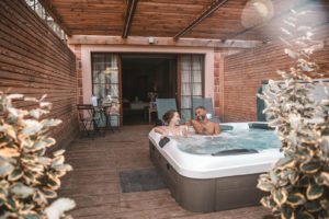 Terrasse avec jacuzzi privatif les violettes