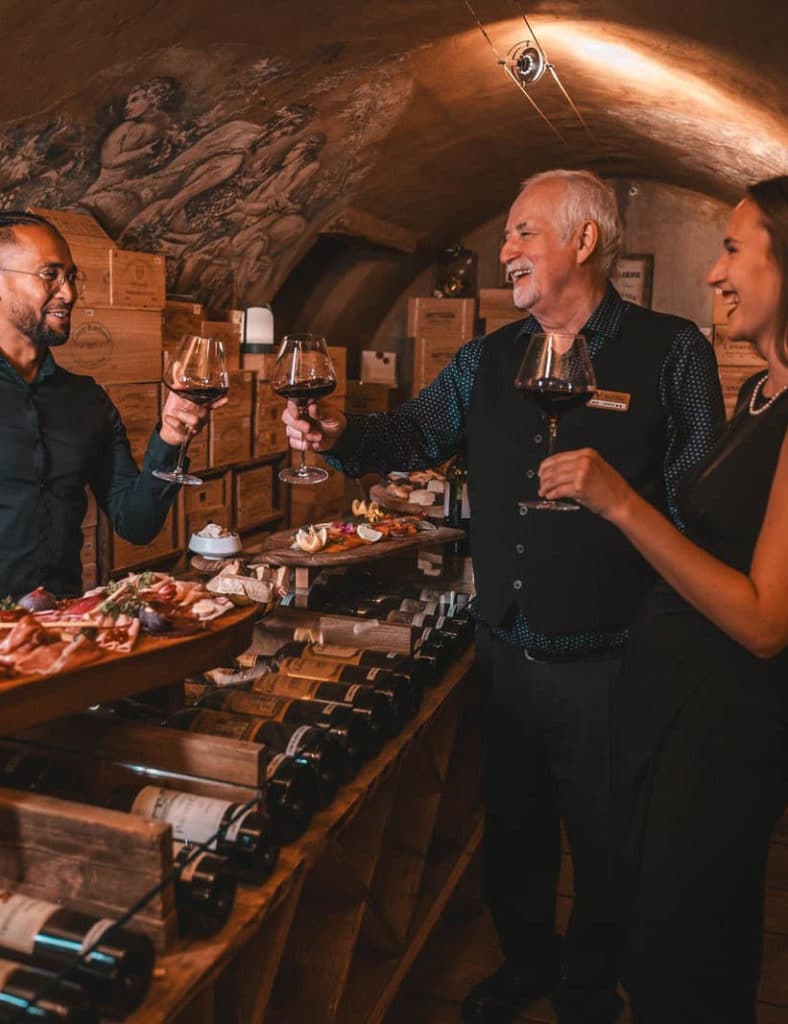 Planchette et vin, cave à vin, les violettes
