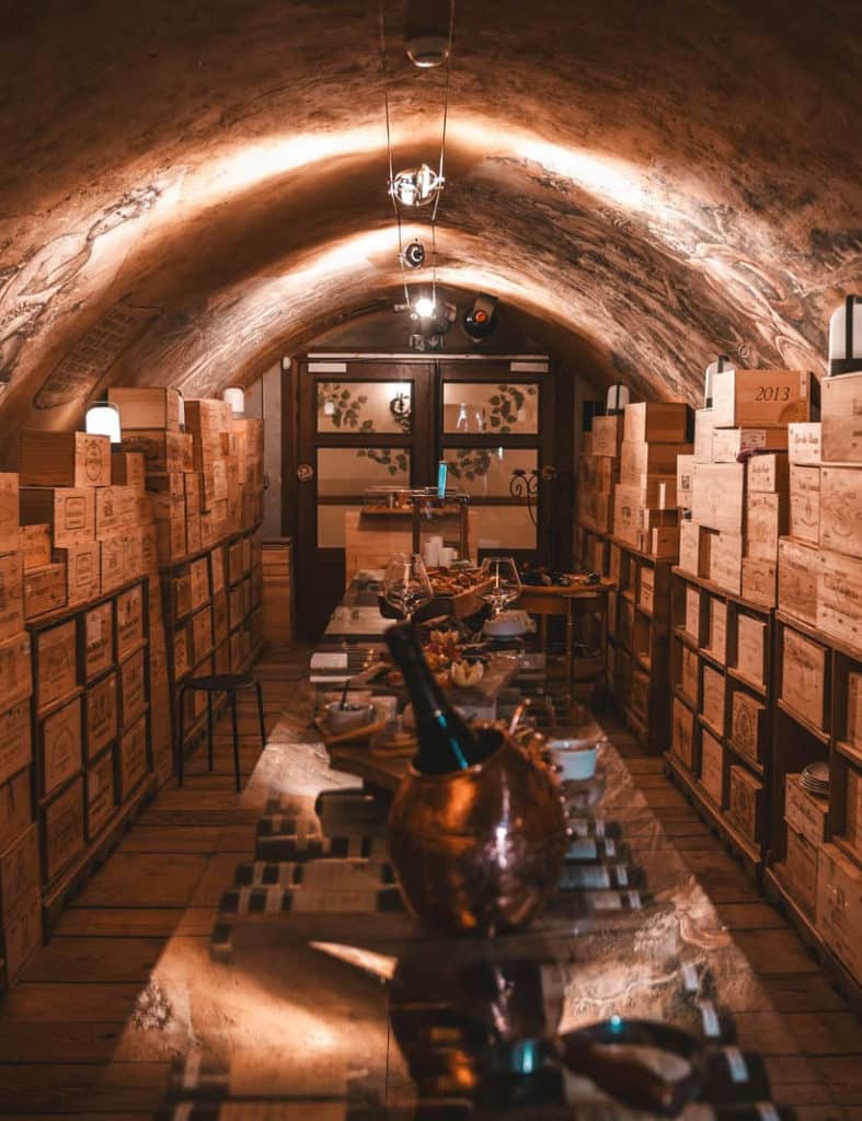 Vue de la cave à vin des violettes