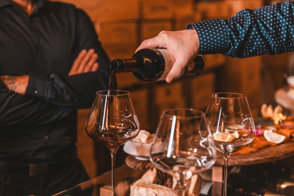 Dégustation de vins dans la cave à vins