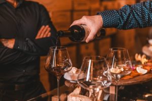 Dégustation de vin dans la cave à vin