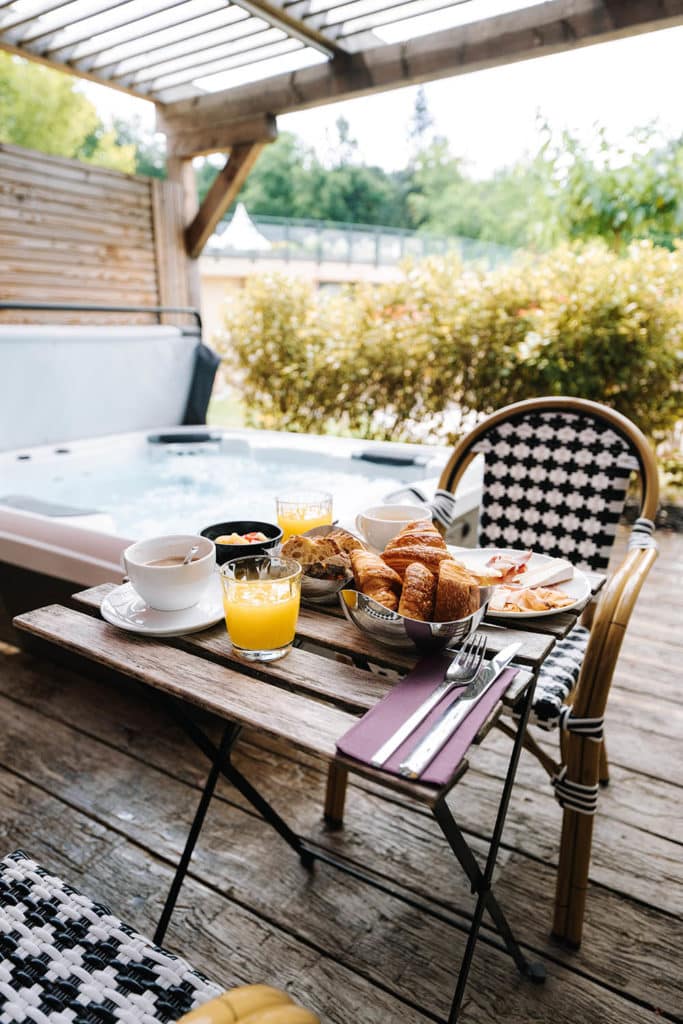 Petit déjeuné chambre et jacuzzi