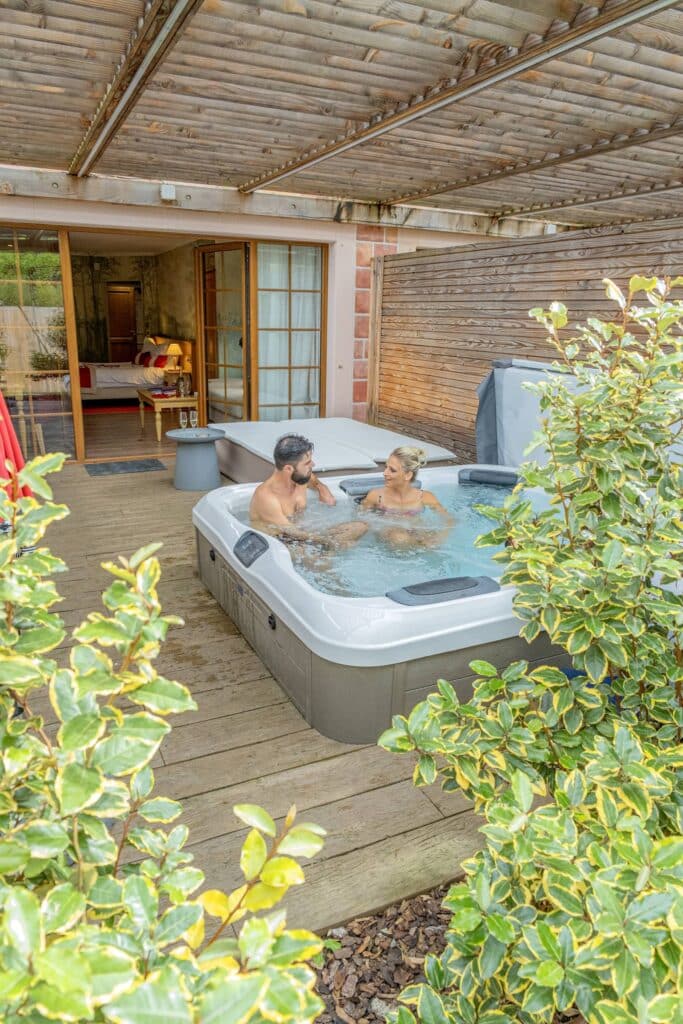Chambre romantique avec jacuzzi privatif – Les Violettes