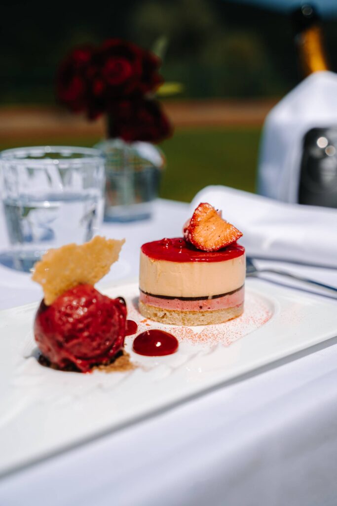 Bavarois vanille, coulis et sorbet aux fruits rouges