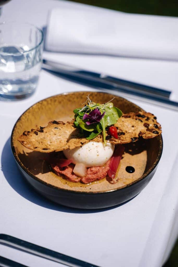 Burrata crémeuse, tuile croustillante et charcuterie