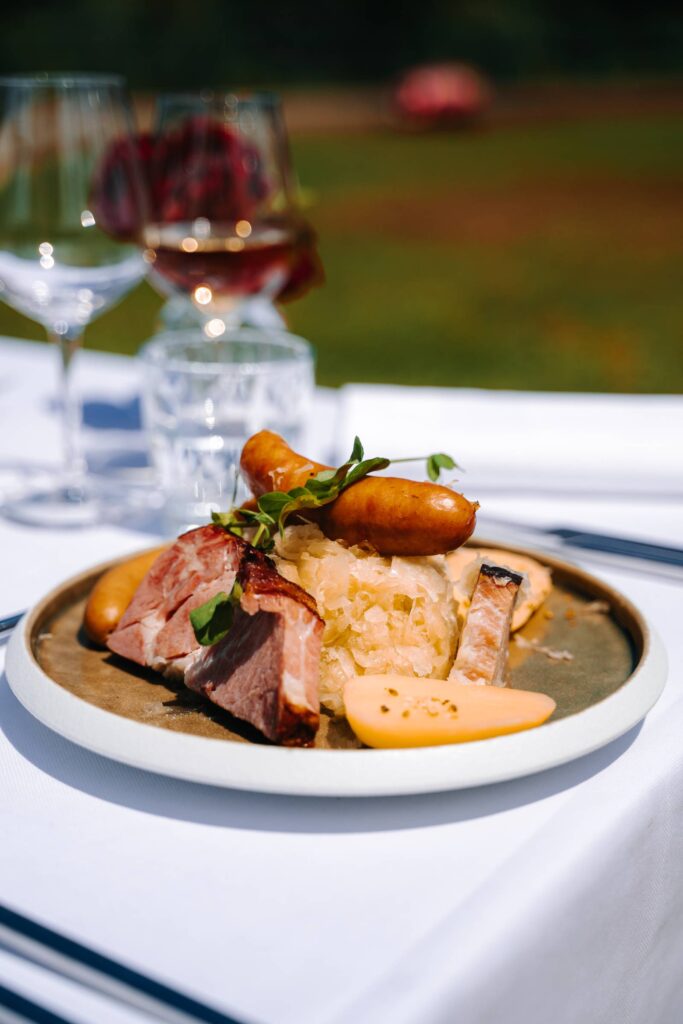 Choucroute garnie alsacienne et ses viandes