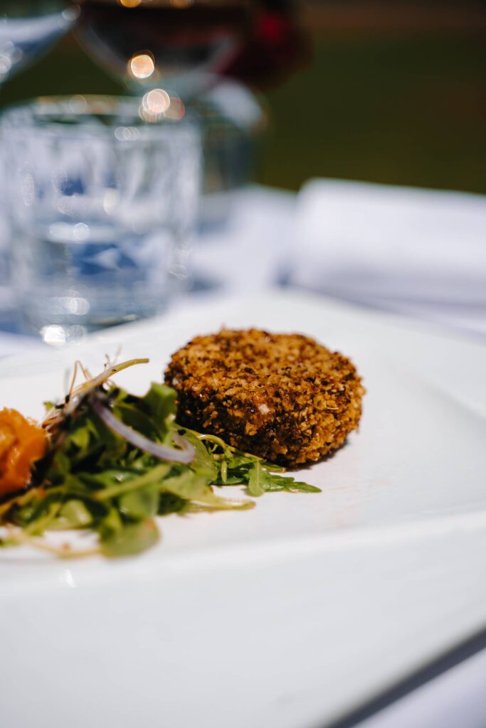 Croustillant pané doré sur lit de roquette et purée de carotte
