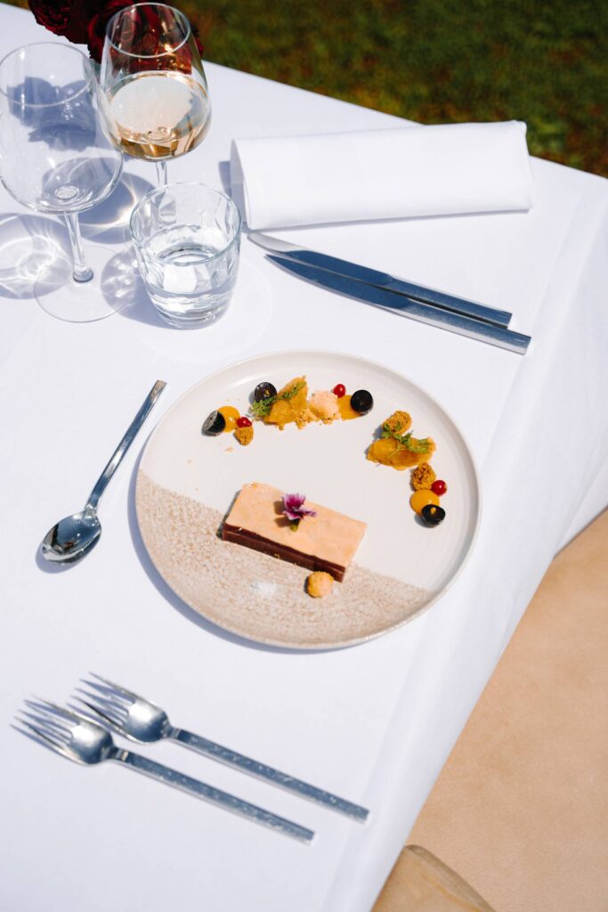 Entremets au chocolat et sa farandole de fruits frais