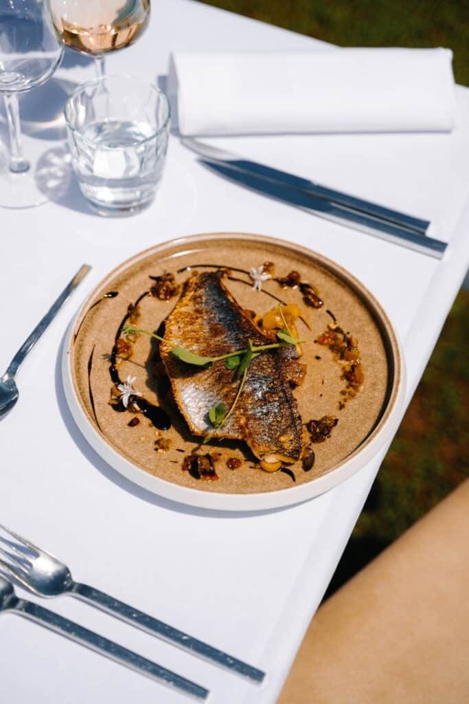 Filet de poisson grillé à la peau croustillante