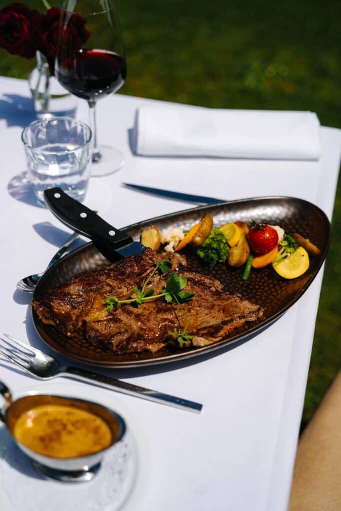 Pièce de bœuf grillée et ses légumes de saison