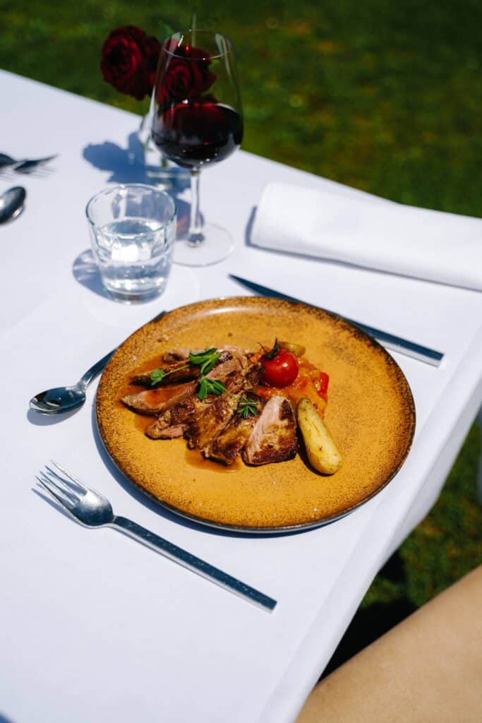 Viande fondante en sauce, pomme grenaille et tomate confite
