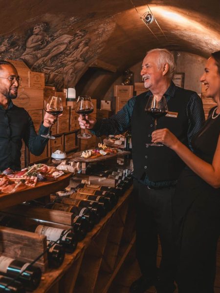 Planchette et vin, cave à vin, les violettes