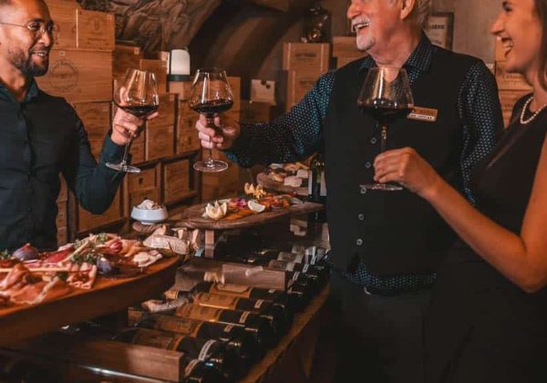Planchette et vin, cave à vin, les violettes