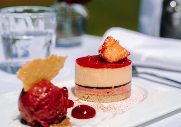 Bavarois vanille, coulis et sorbet aux fruits rouges
