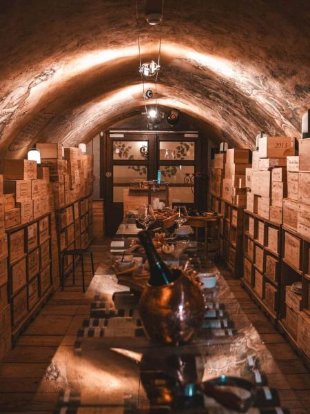 Vue de la cave à vin des violettes