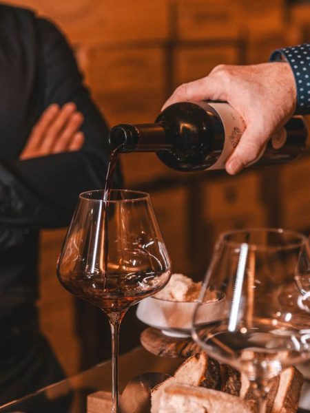 Dégustation de vins dans la cave à vins