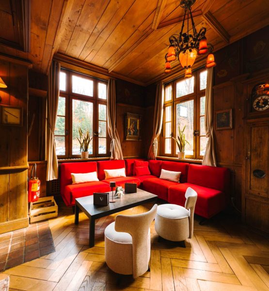 lounge bar salon canape rouge boiseries