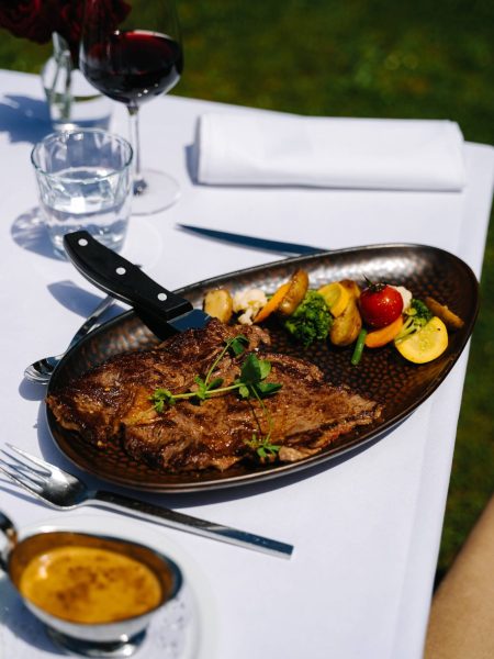 Pièce de bœuf grillée et ses légumes de saison