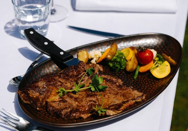 Pièce de bœuf grillée et ses légumes de saison