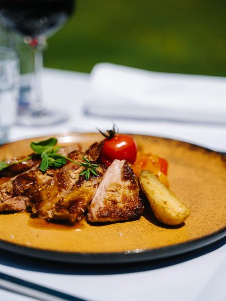 plat viande rotie jus pomme grenaille