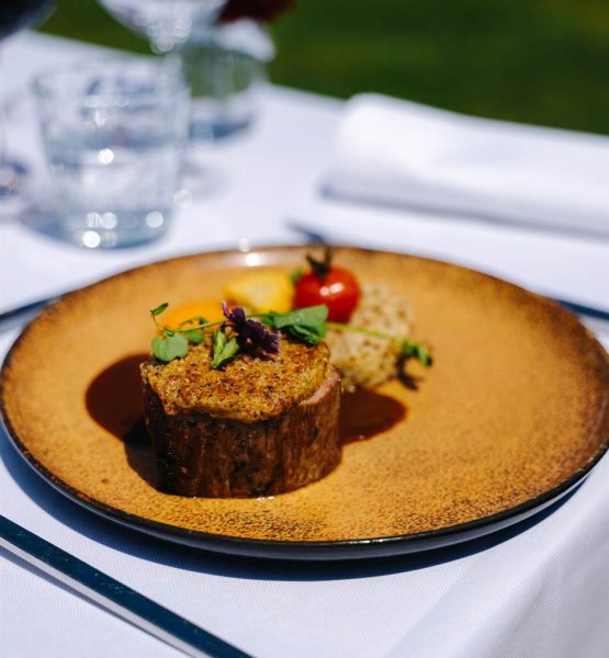 restaurant plat filet boeuf croute herbes