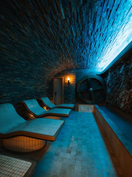 spa salle repos chaises longues chauffees