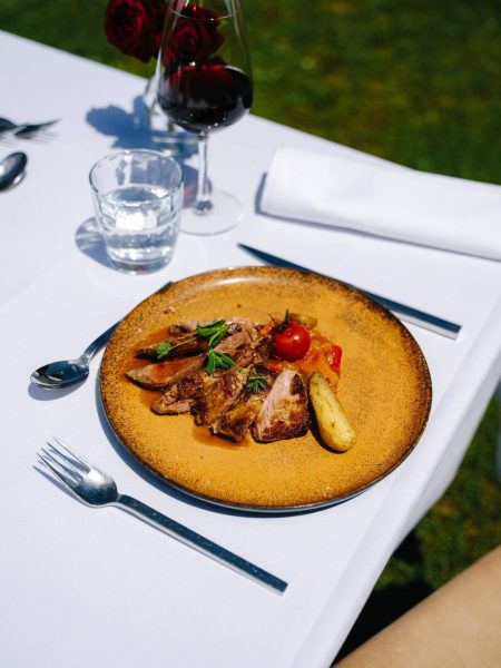 Viande fondante en sauce, pomme grenaille et tomate confite