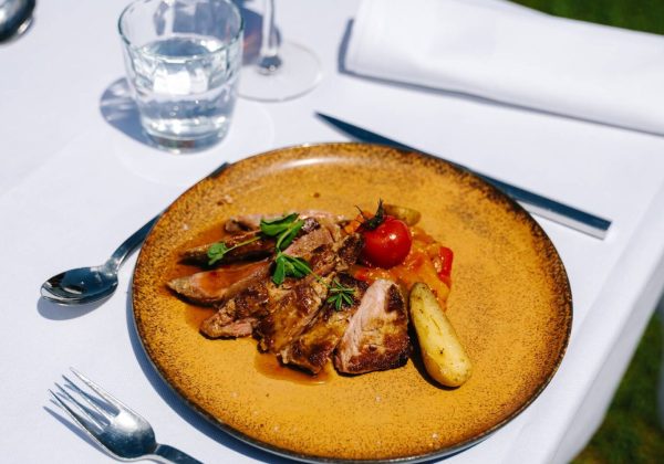Viande fondante en sauce, pomme grenaille et tomate confite